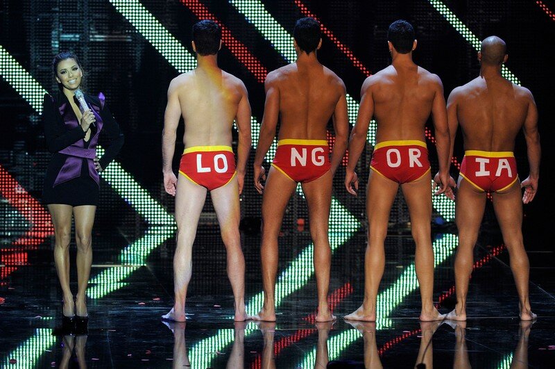 Финалисты MTV соревнуются в откровенности нарядов | Фото: Getty Images
