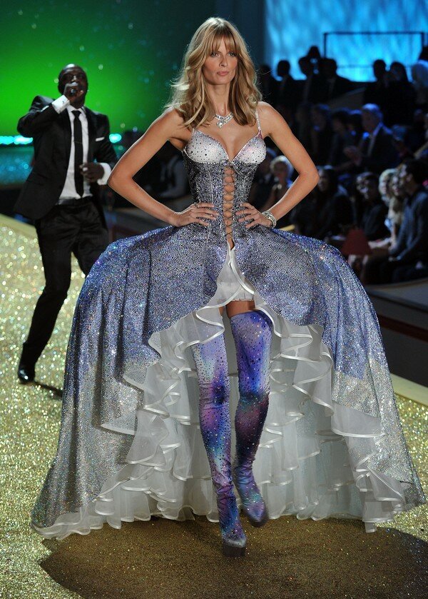 Длинноногие ангелы Victoria Secret | Фото: Getty Images