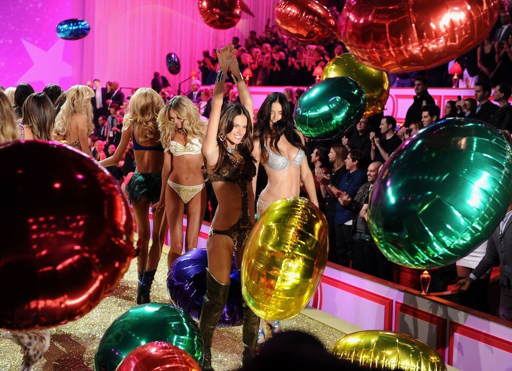 Длинноногие ангелы Victoria Secret | Фото: Getty Images