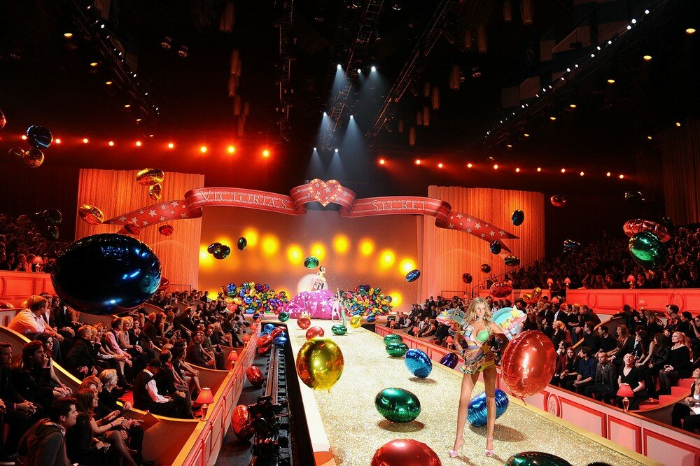 Длинноногие ангелы Victoria Secret | Фото: Getty Images