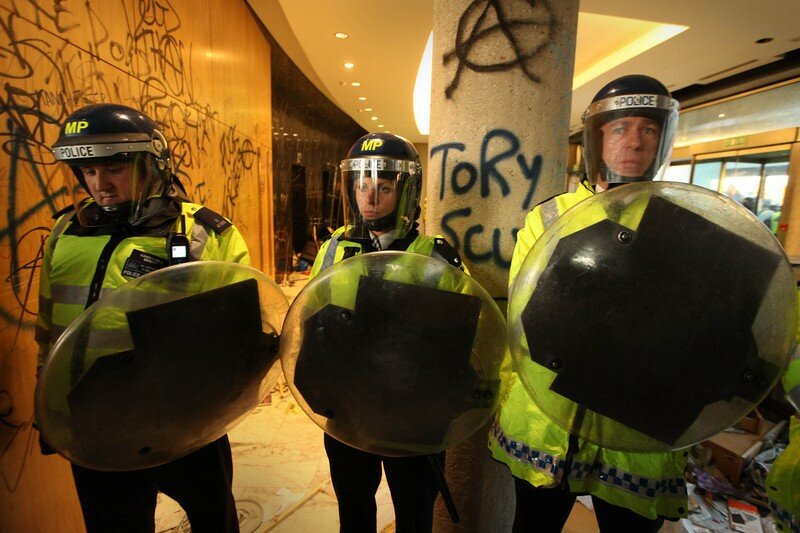 Лондон: малолетки громят штаб-квартиру консерваторов | Фото: Getty Images