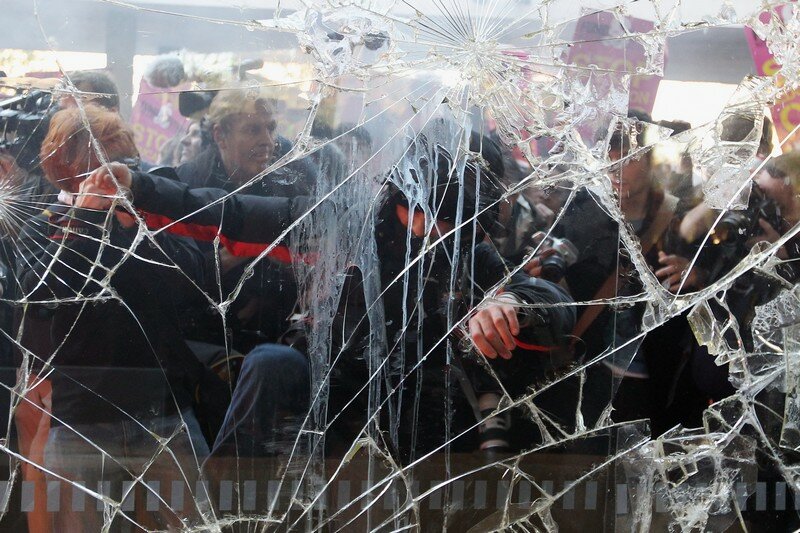 Лондон: малолетки громят штаб-квартиру консерваторов | Фото: Getty Images