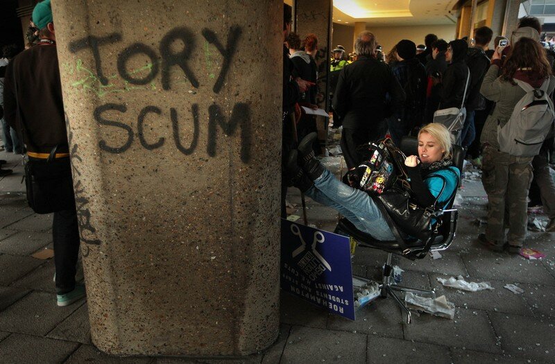 Лондон: малолетки громят штаб-квартиру консерваторов | Фото: Getty Images