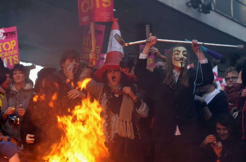 Лондон: малолетки громят штаб-квартиру консерваторов | Фото: Getty Images
