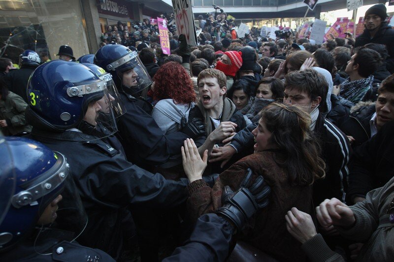 Лондон: малолетки громят штаб-квартиру консерваторов | Фото: Getty Images