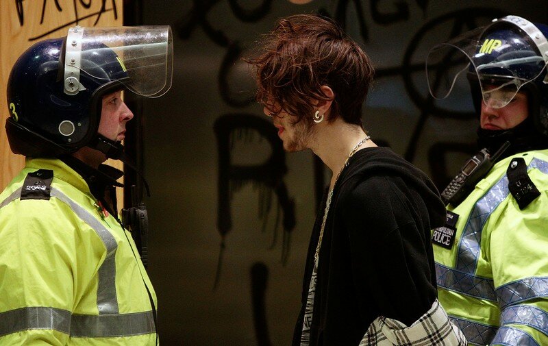 Лондон: малолетки громят штаб-квартиру консерваторов | Фото: Getty Images