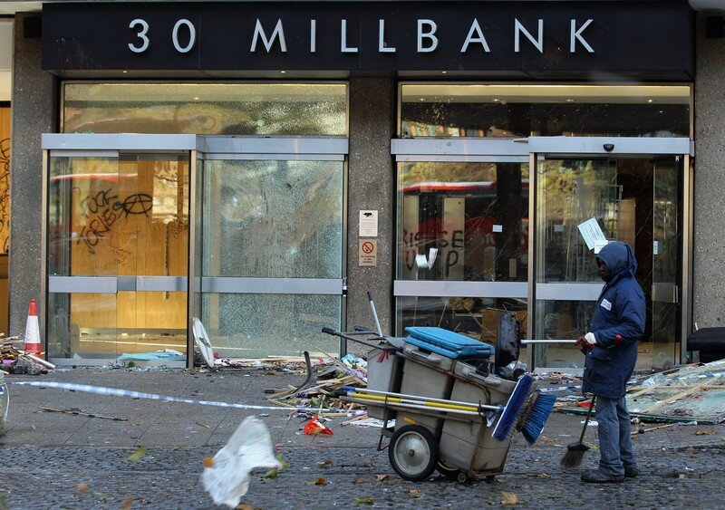 Лондон: малолетки громят штаб-квартиру консерваторов | Фото: Getty Images