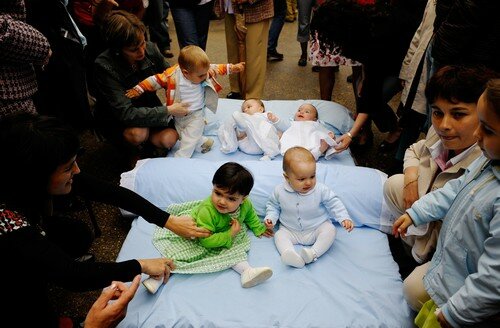 Прыжки с плеткой и дубиной на новорожденных младенцев | Фото: Getty Images