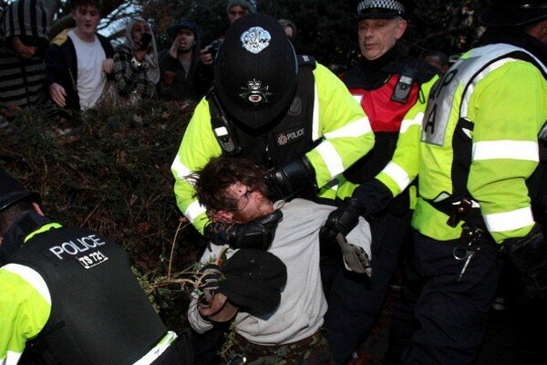 Английских студентов топтали конями | Фото: Getty Images