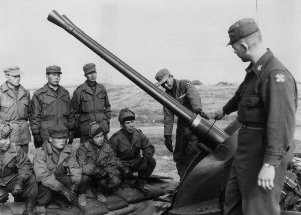 Южных корейцев учат стрелять из американской 40-мм пушки| Фото: Getty Images