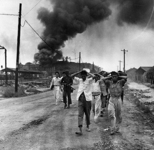 Октябрь 50-го Американцы ведут колонну пленных| Фото: Getty Images