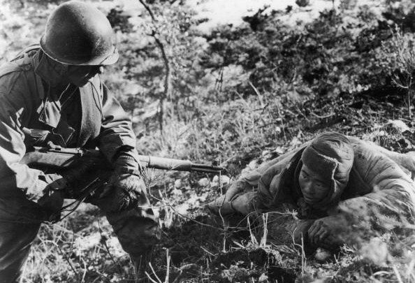 Коммуниста взяли в плен| Фото: Getty Images