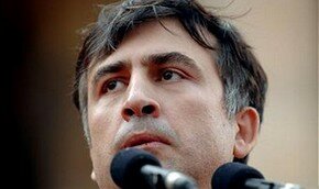 Президент Грузии Михаил Саакашвили ударился головой. Видео | Фото: Getty Images