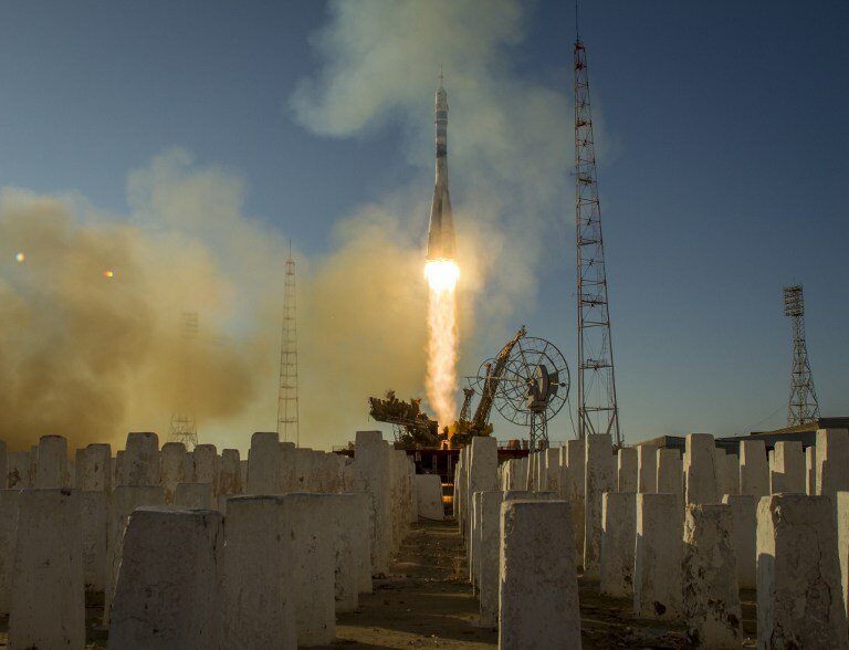 Олимпийский факел впервые отправили в открытый космос | Фото: AFP