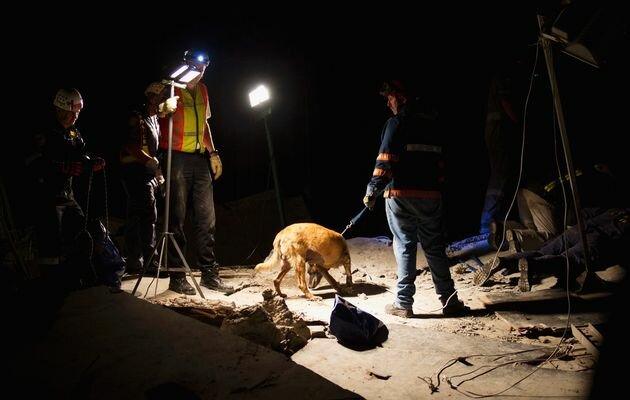 Южная Африка. Полсотни людей под руинами здания | Фото: AFP