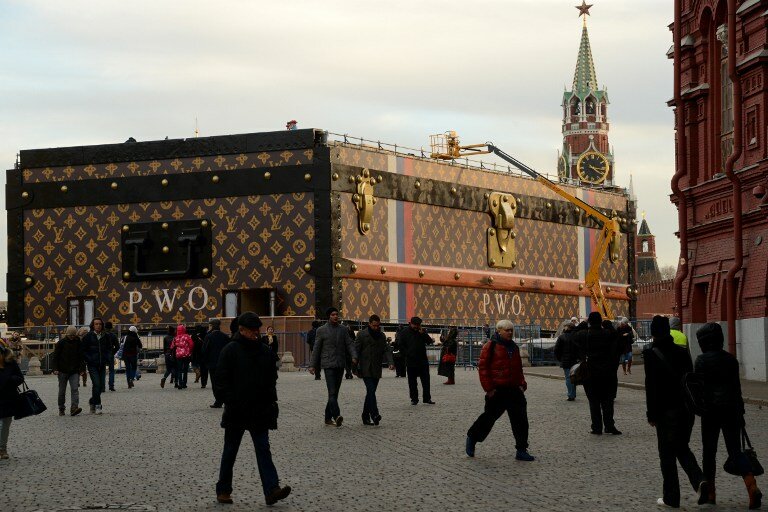 Кремль требует очистить Красную площадь от Louis Vuitton | Фото: AFP