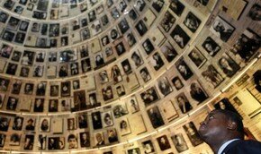 Автором картины из пепла жертв Холокоста займется прокурор | Фото: AFP