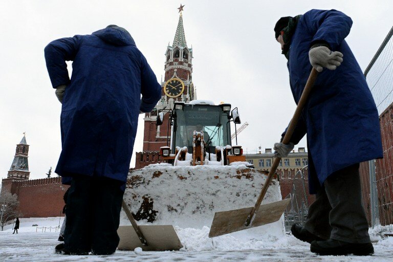 Коммунальщики `порвали` интернет своей борьбой со снегом | Фото: AFP