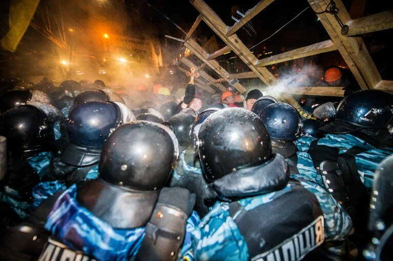 Беркут и МВД зачистили Майдан от мирных демонстраций | Фото: AFP