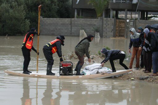 Израильтяне пришли на помощь палестинцам | Фото: AFP