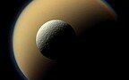 NASA опубликовало новые снимки планеты Сатурн и её спутников | Фото: AFP