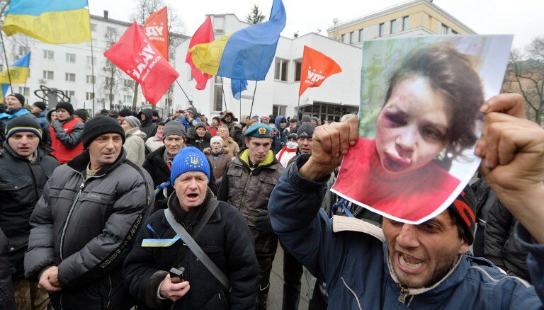 Евромайдановцы пикетируют министерство внутренних дел | Фото: AFP
