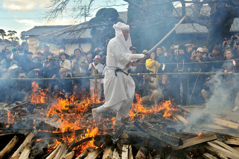 Под ногами японцев пылает земля | Фото: AFP
