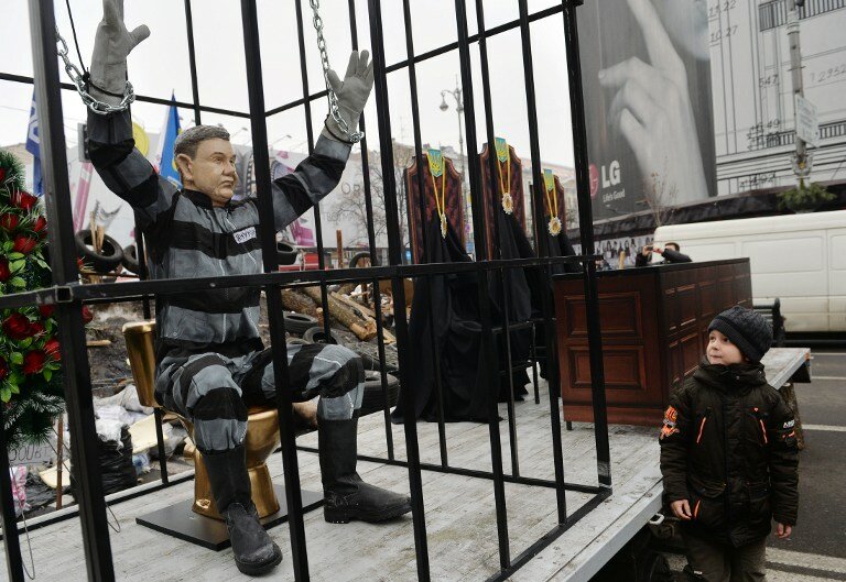 Януковича усадили за решетку и приготовили гроб | Фото: AFP