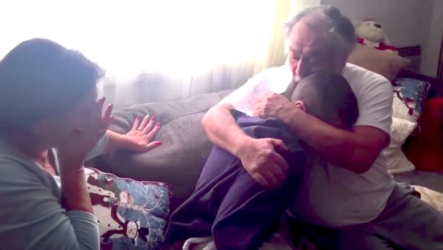 Сын довел родителей до слез своим подарком на Рождество | Фото: кадр из видео