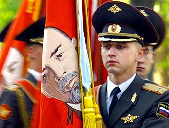 Под знаменем Ильича. Фото AP
